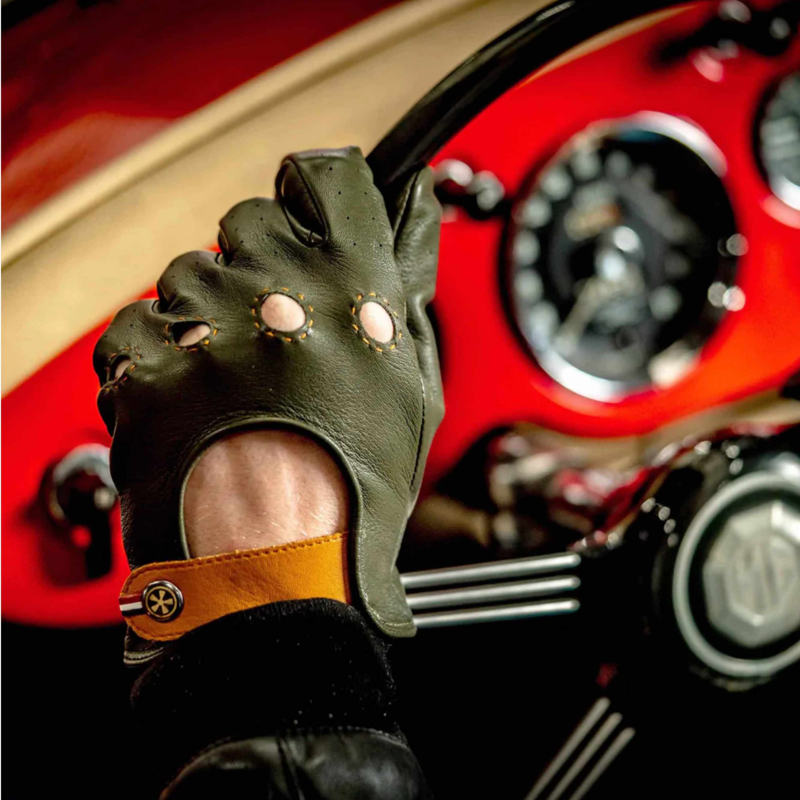 Roadr-Driving-Gloves-green-ambient-MG
