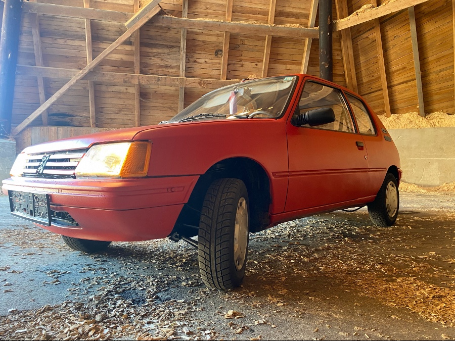 Oldtimer Peugeot 205 Look Edition in gebrauchtem Zustand Baujahr BJ 05/1990