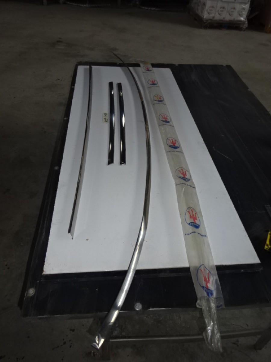 Karosserieteile für Maserati abzugeben Baujahr BJ -