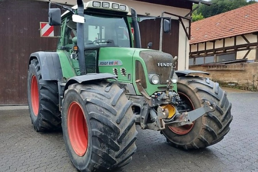 Top: Fendt 818 Vario steht zum Verkauf Baujahr BJ 04/2005