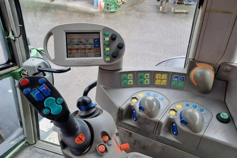 Top: Fendt 818 Vario steht zum Verkauf Baujahr BJ 04/2005