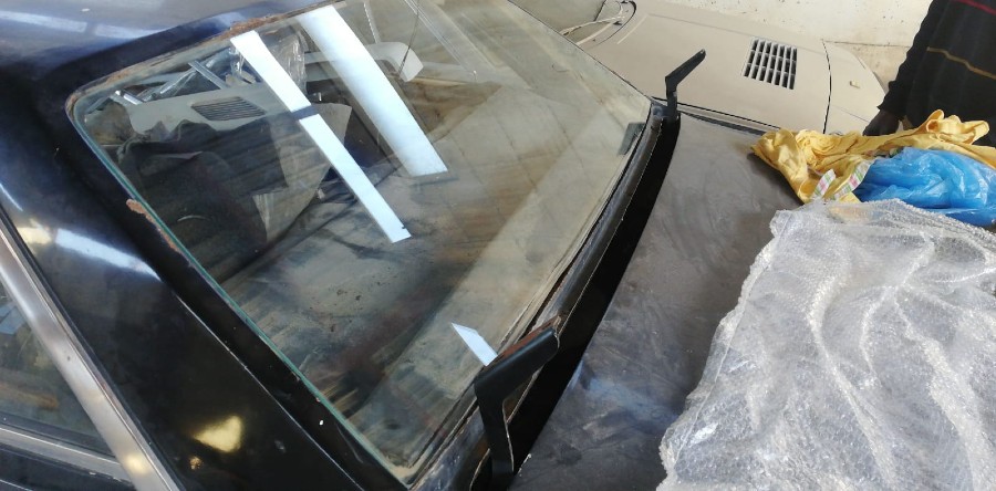 Für Ferrari 400 Windschutzscheibe abzugeben Baujahr BJ -