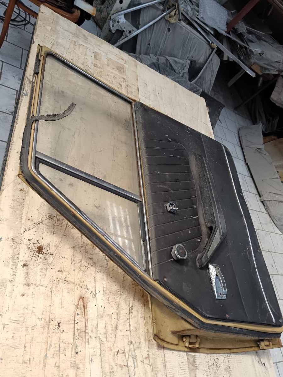 Karosserieteile für Alfa Romeo 75 abzugeben Baujahr BJ -