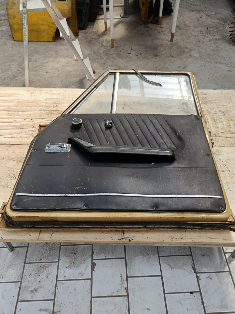 Karosserieteile für Alfa Romeo 75 abzugeben Baujahr BJ -