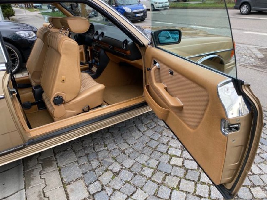 Mercedes Benz 230 in gutem Zustand zu erwerben Baujahr BJ 03/1983