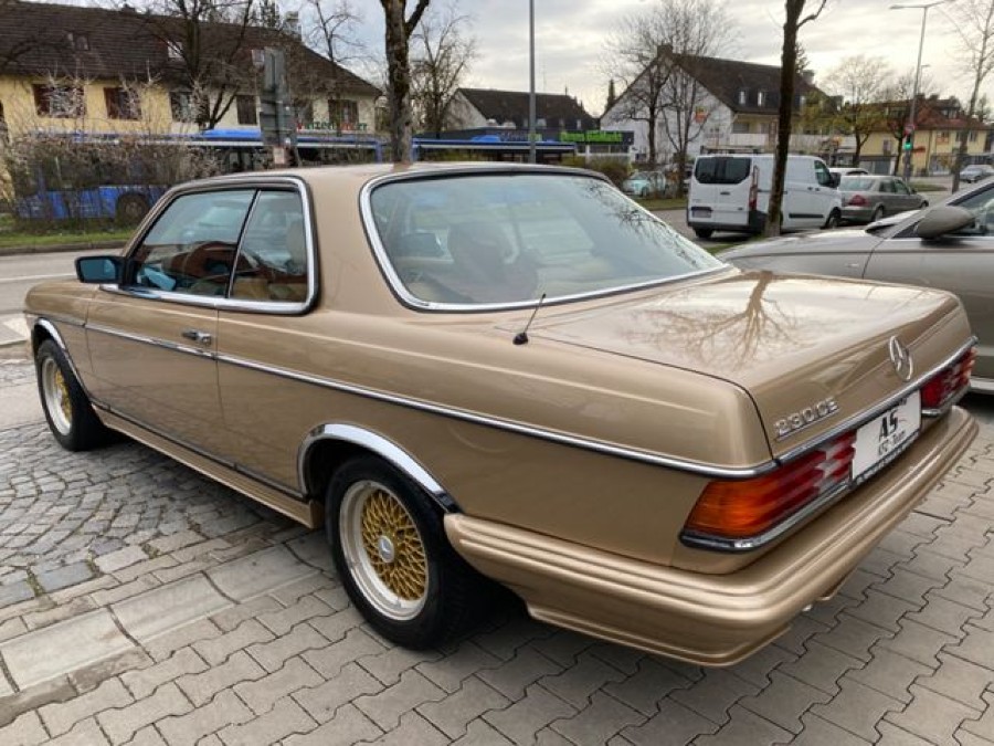 Mercedes Benz 230 in gutem Zustand zu erwerben Baujahr BJ 03/1983