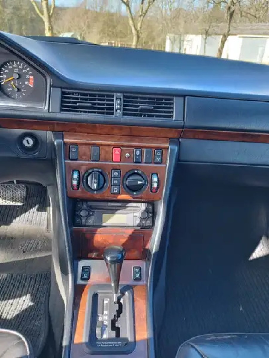 Mercedes Benz 300 300ce-24 cabrio in gutem Zustand sucht neuen Besitzer Baujahr BJ 05/1993