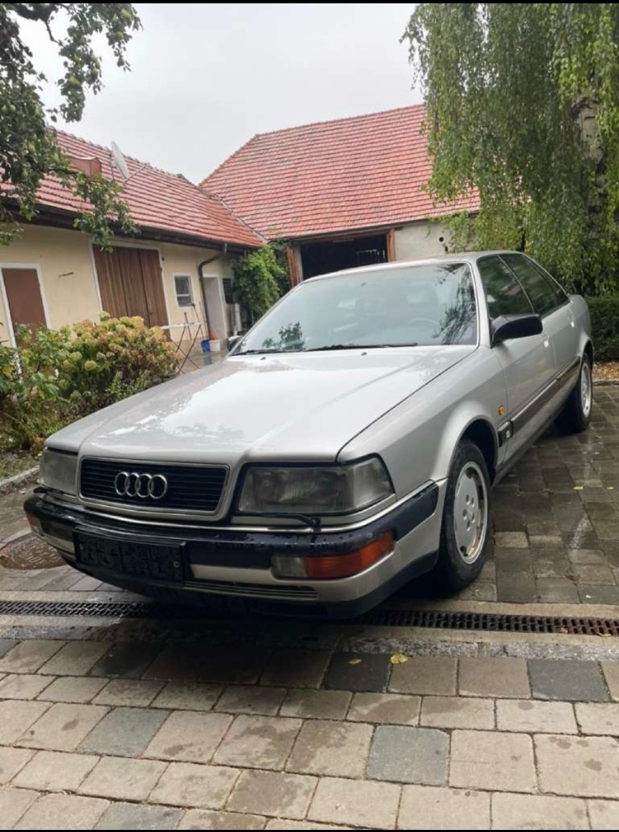 Audi V8 in rostfreiem Zustand steht zum Verkauf Baujahr BJ 11/1990
