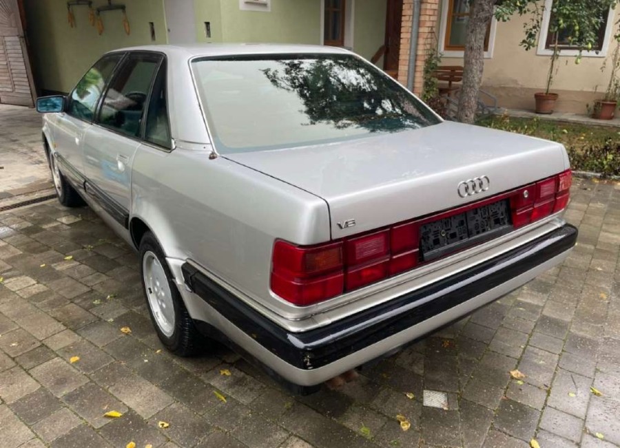 Audi V8 in rostfreiem Zustand steht zum Verkauf Baujahr BJ 11/1990