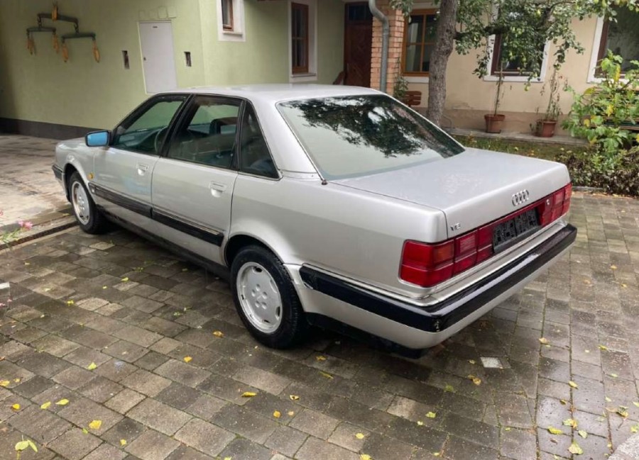 Audi V8 in rostfreiem Zustand steht zum Verkauf Baujahr BJ 11/1990