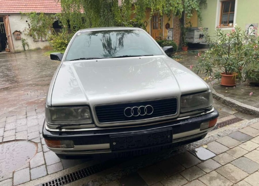 Audi V8 in rostfreiem Zustand steht zum Verkauf Baujahr BJ 11/1990