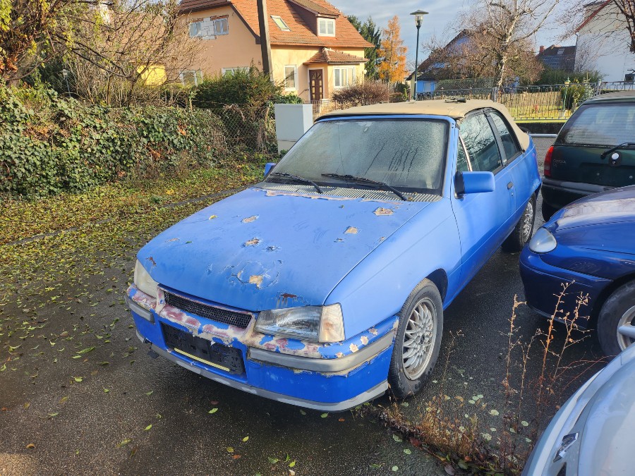 Oldtimer Opel Kadett als Restaurationsfahrzeug Baujahr BJ 07/1991