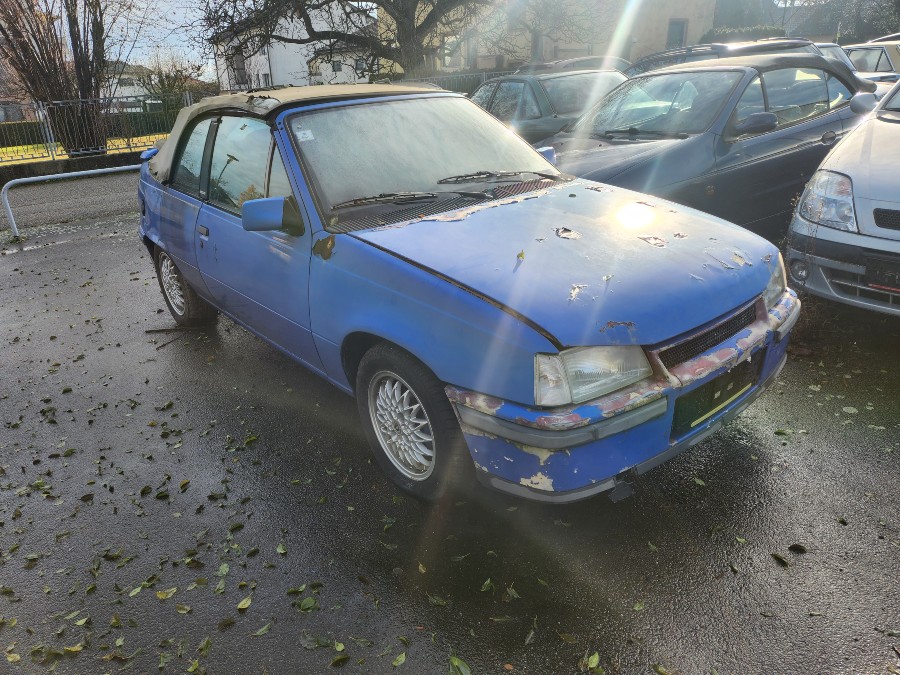 Oldtimer Opel Kadett als Restaurationsfahrzeug Baujahr BJ 07/1991