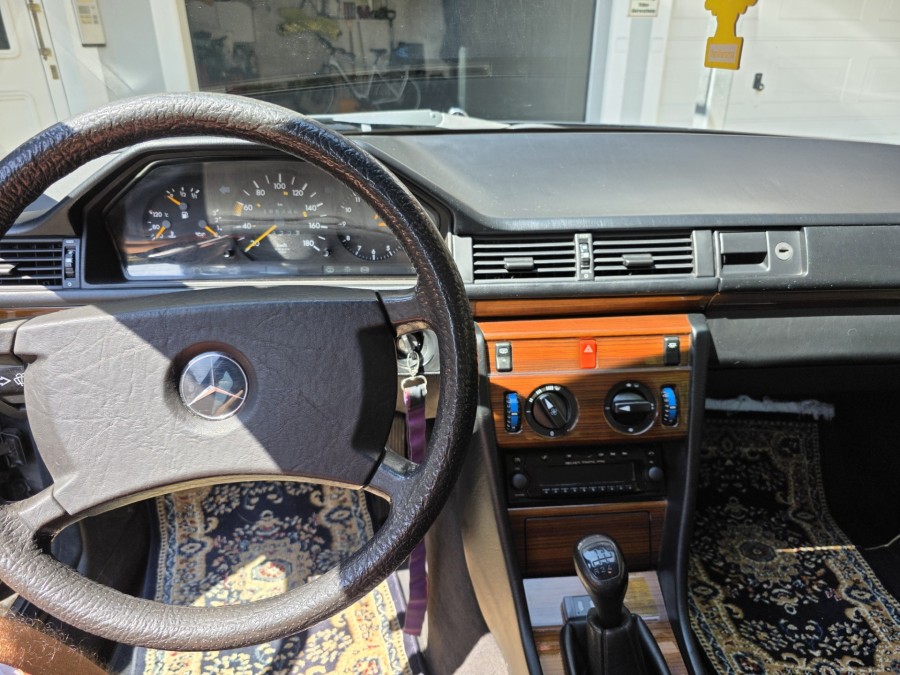 Historisch zugelassen: Mercedes Benz E-Klasse W124 mit gültigem Pickerl Baujahr BJ 03/1990