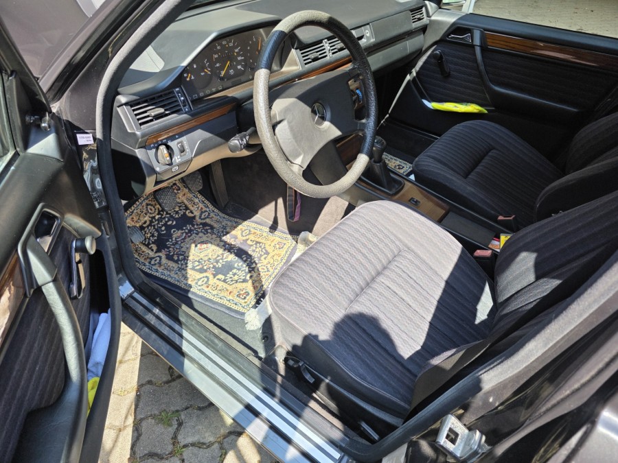 Historisch zugelassen: Mercedes Benz E-Klasse W124 mit gültigem Pickerl Baujahr BJ 03/1990