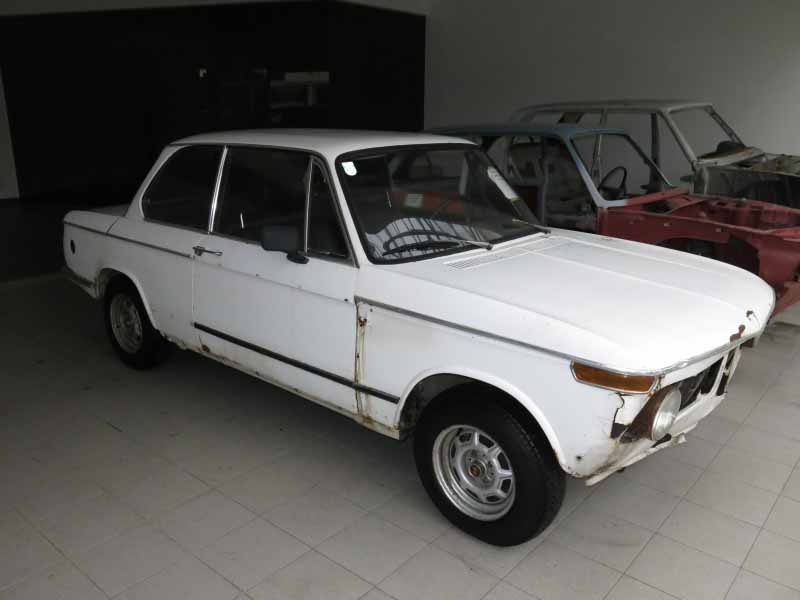 BMW 2002 (BJ 1973) RESTAURATIONSOBJEKT Limousine Baujahr BJ -